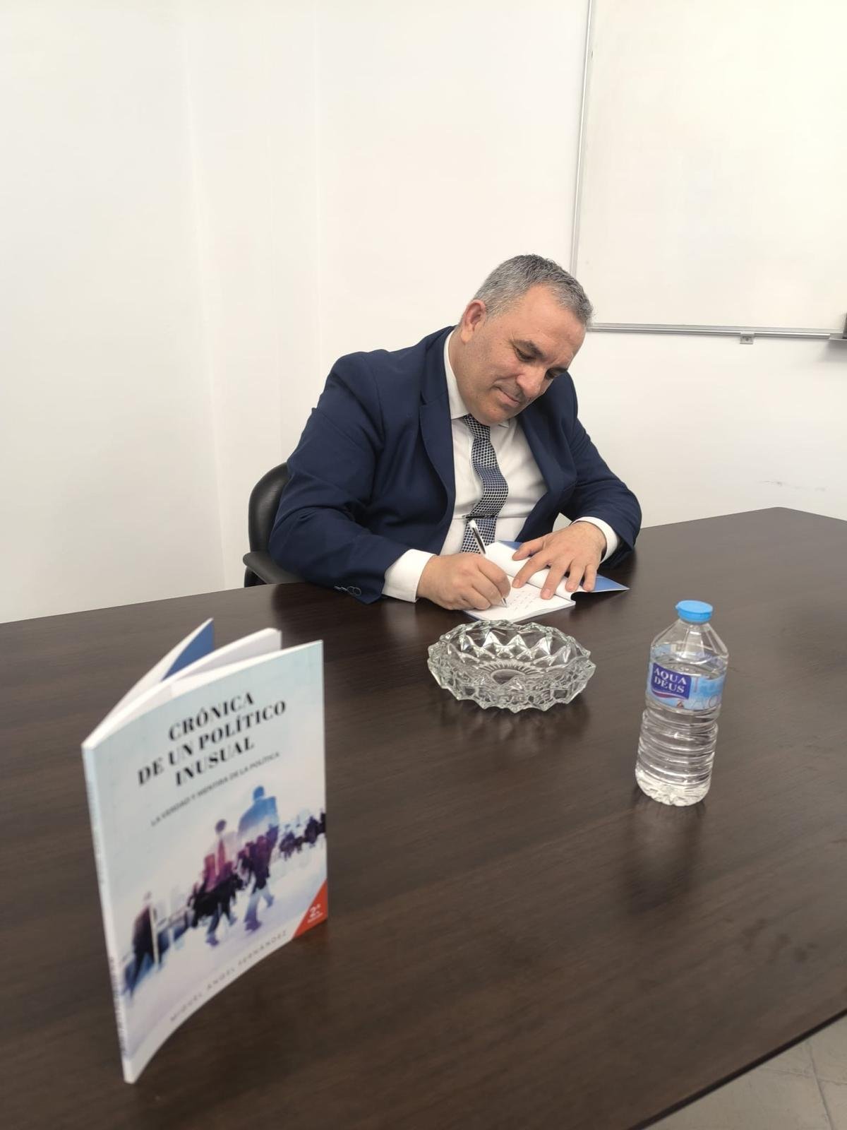 Miguel Ángel Fernández firmando ejemplares de «Crónica de un Político Inusual»